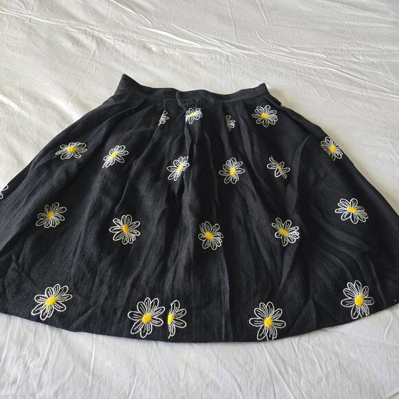 Weill Black Yellow Daisy Embroidered Pleated Skirt Knee Length 6 Viscose Lined - Picture 3 of 7
